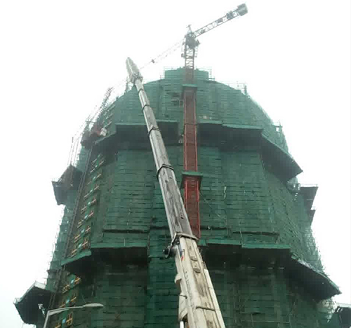 昌黎吊车在工地上作业